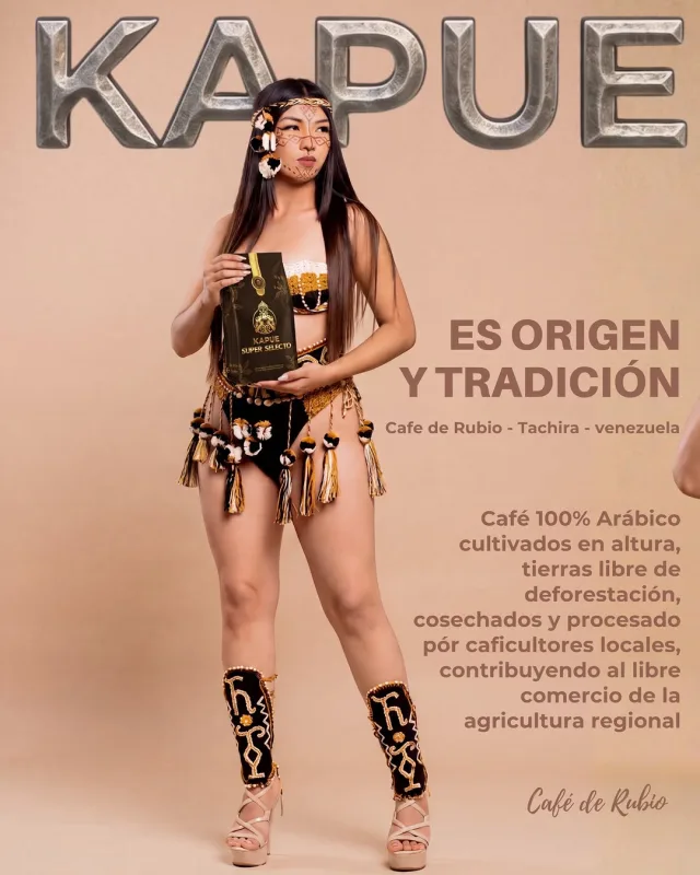 Modelo con vestuario indígena en dorado y negro sostiene una bolsa de Kapue Super Selecto, junto al lema «Es origen y tradición».