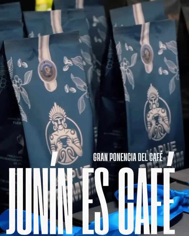 Bolsas de Kapue alineadas sobre una mesa en la Gran Ponencia del Café, con el lema «Junín es café».