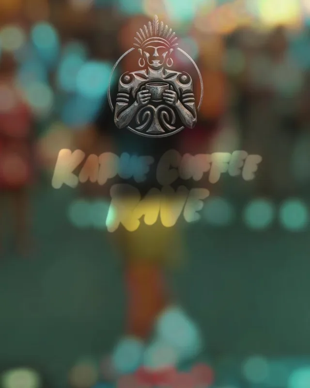 El emblema de Kapue sobre las luces desenfocadas del Coffee Rave.